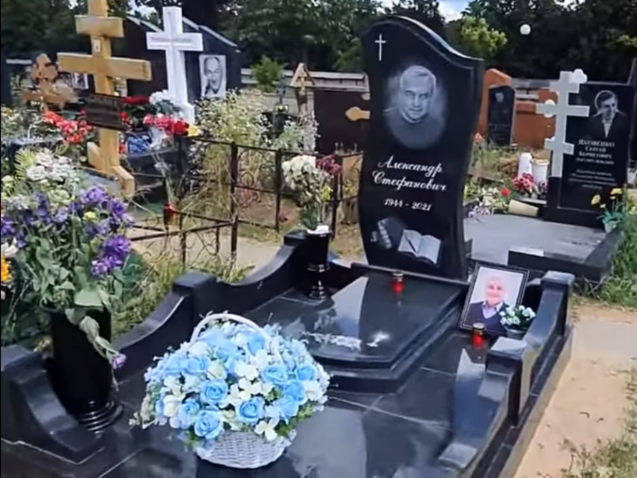 Черный камень и вазы с цветами: как выглядит наспех установленный памятник Стефановичу