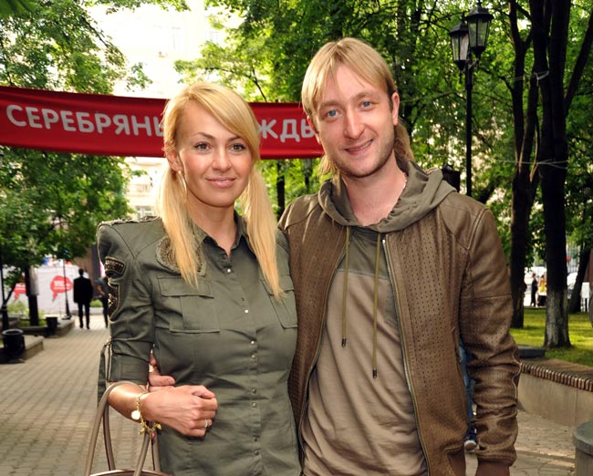 Шептались и прижимались: оставленная Плющенко Рудковская отдалась красавцу-блондину