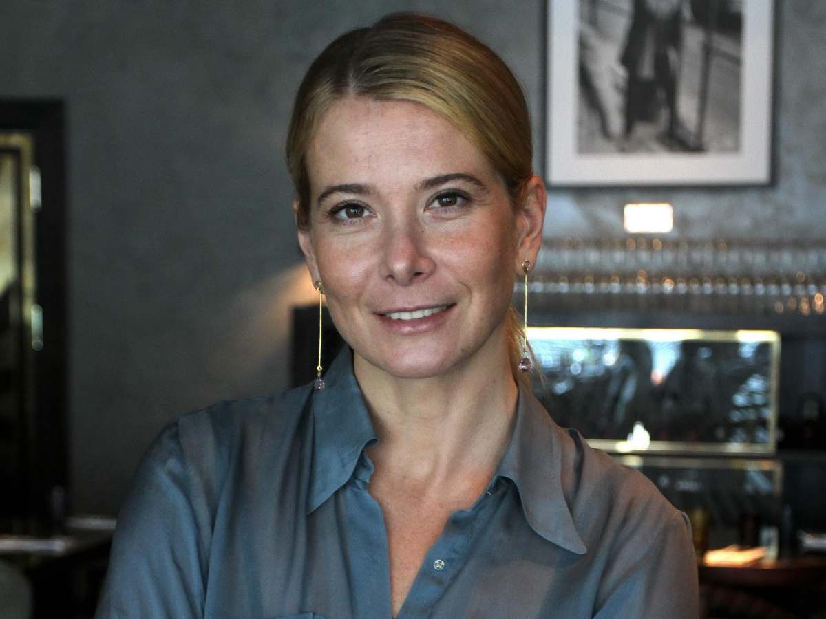 Белая фата до пола и букет невесты: в Сеть утекло свадебное фото Высоцкой