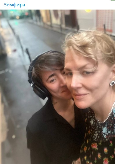 «Пожар во взгляде»: Рената Литвинова и Земфира** интимно прижимались друг к другу посреди улицы