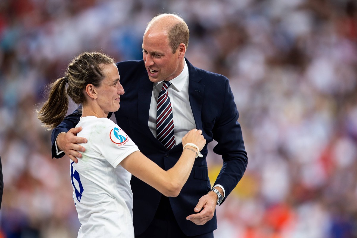 Нежно трогали друг друга: принца Уильяма сняли с девушкой в публичном месте