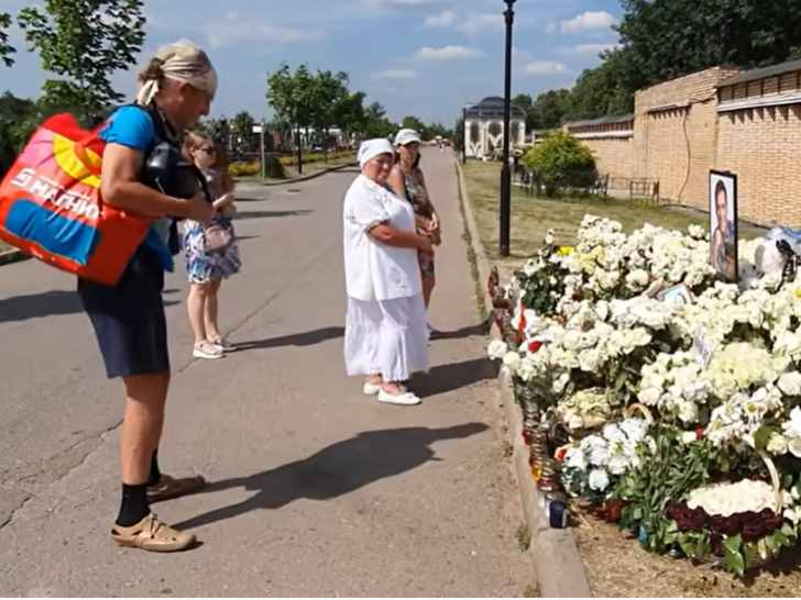 На могиле Юрия Шатунова устроили пьяную вакханалию: фото