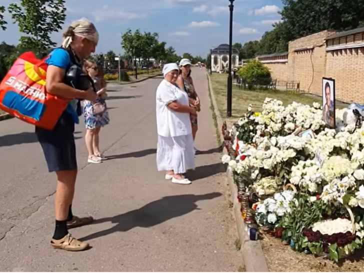 На могиле Юрия Шатунова устроили пьяную вакханалию: фото 