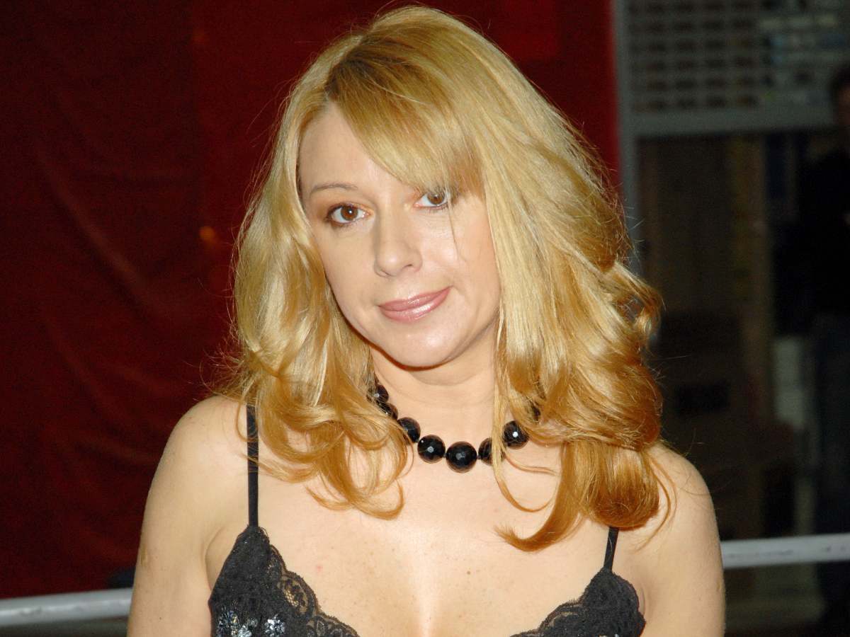 «Вам 58, а не 18»: люди в шоке от неподобающего поведения Апиной на камеру