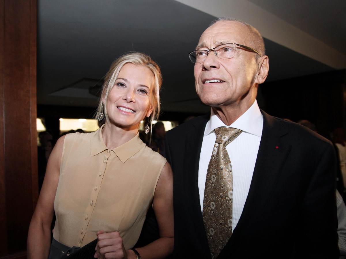 85-летний Кончаловский передвигается при помощи Высоцкой: появилось тревожное фото