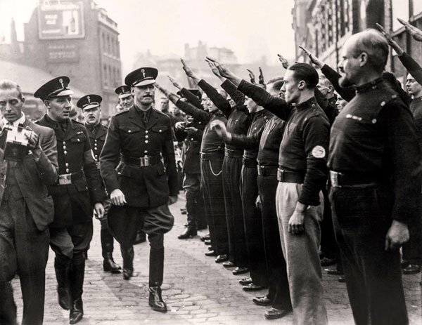Лондон, конец 1930-х. Военизированные отряды союза фашистов и толпы зевак зигуют Освальду Мосли, где бы он ни появился