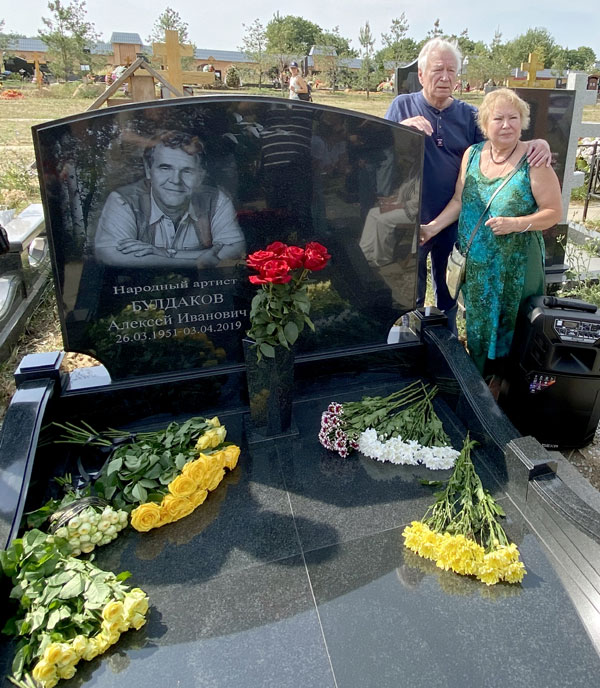 Аристарху Ливанову и его жене - филологу Ларисе Петровне новый памятник пришелся по душе. Они даже сфотографировались с ним на память