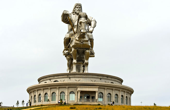 В монгольской степи высится памятник Чингисхану - самая высокая конная статуя в мире: 40 м плюс десятиметровый постамент. На голове лошади - смотровая площадка
