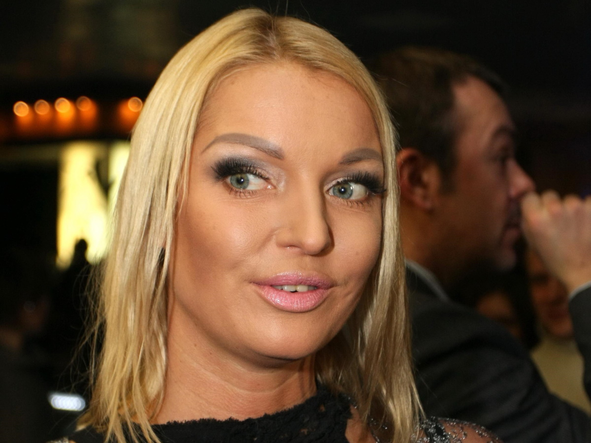 Прямо на шелком диванчике: Волочкова расслабилась при помощи черного вибратора