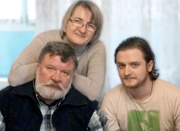 С женой Натальей, реквизитором Маяковки, и их сыном Ромой, видеоинженером Театра п/р Чихачева