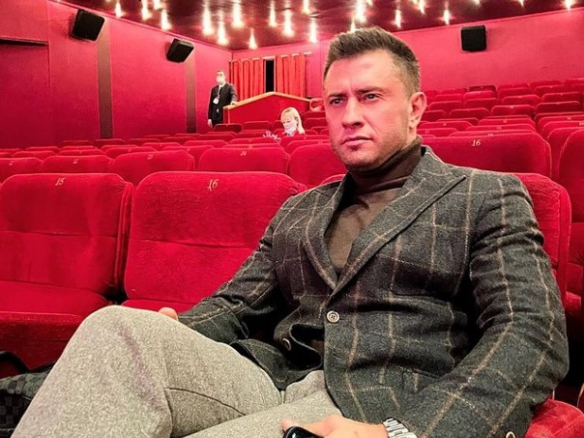 Обнимался с мужчиной и утирал слезы: странное поведение Прилучного на собственной свадьбе попало на видео