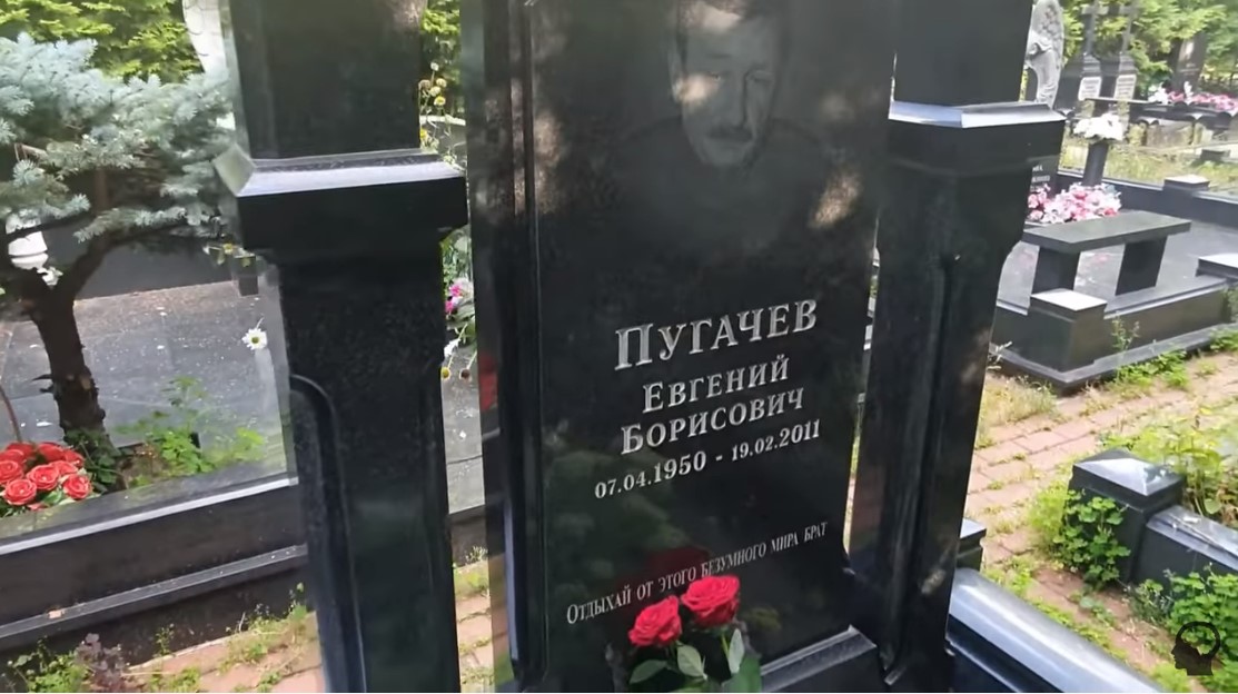 Скорбные надписи и живые цветы: как выглядит место Пугачевой на кладбище