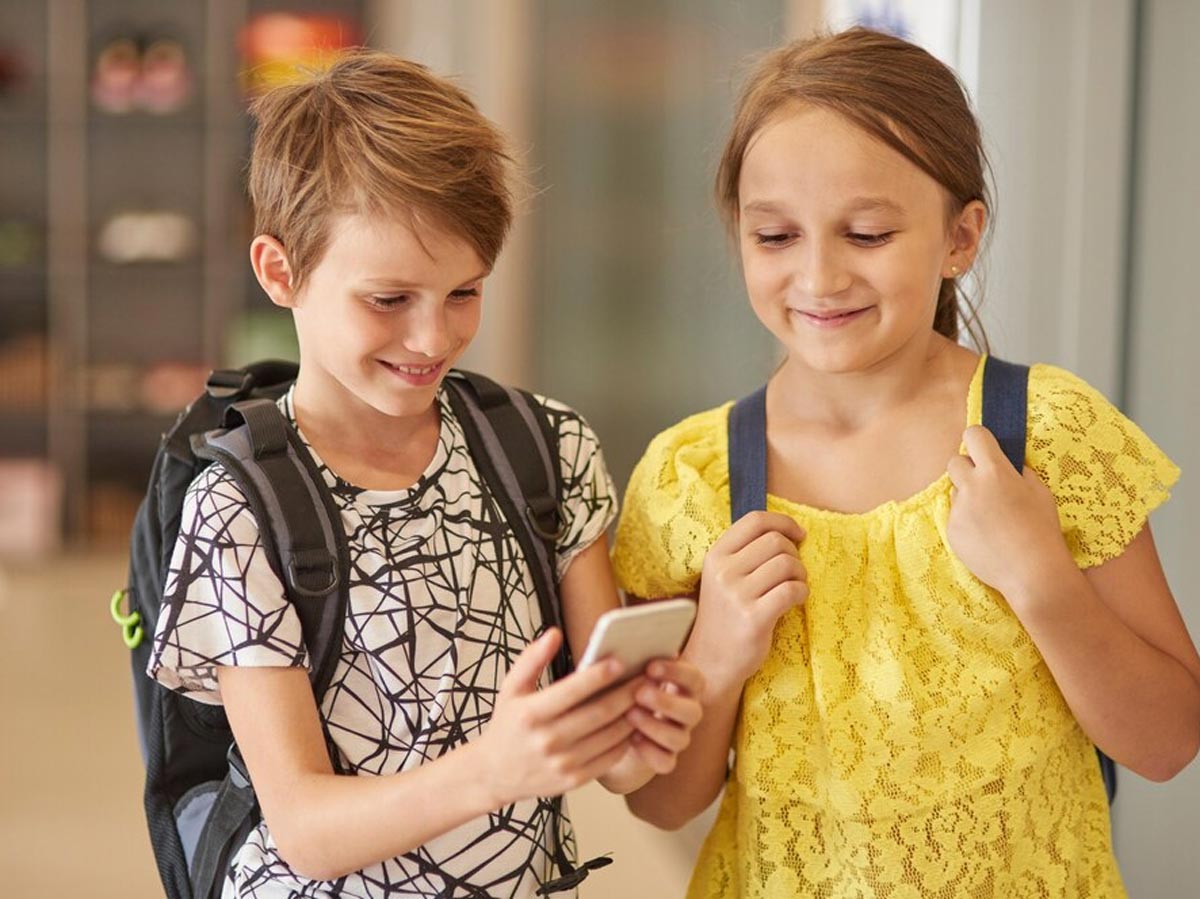 В школах запретили использовать телефоны - у детей их будут отнимать? Отвечает адвокат