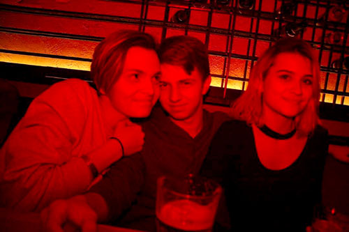 Марк пользуется популярностью у девчонок. Как его старший брат-певец