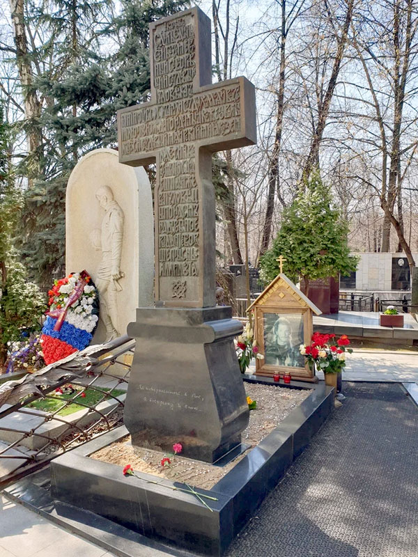 Некоторые уверены, что могила Игоря на Ваганьковском кладбище (уч. 25) лечит мужчин от пьянства