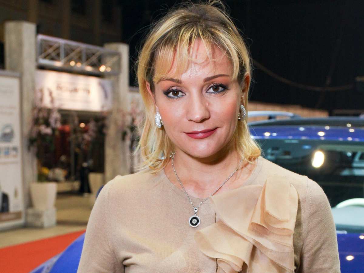 Буланова показала свадебное платье после появления в ЗАГСе