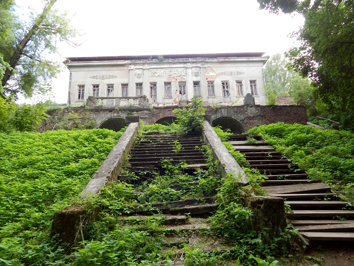 Чужие среди своих: увековеченные в легендарных советских фильмах усадьбы разваливаются на глазах