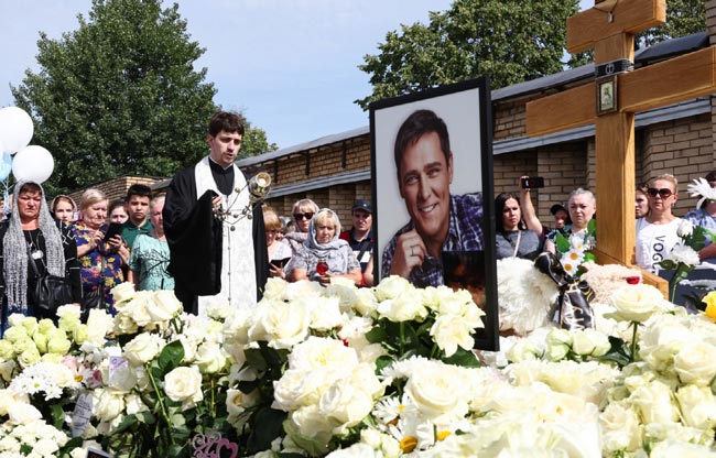 Панихиды по бывшему солисту группы «Ласковый май» Юрию Шатунову на Троекуровском кладбище в 40-й день его смерти