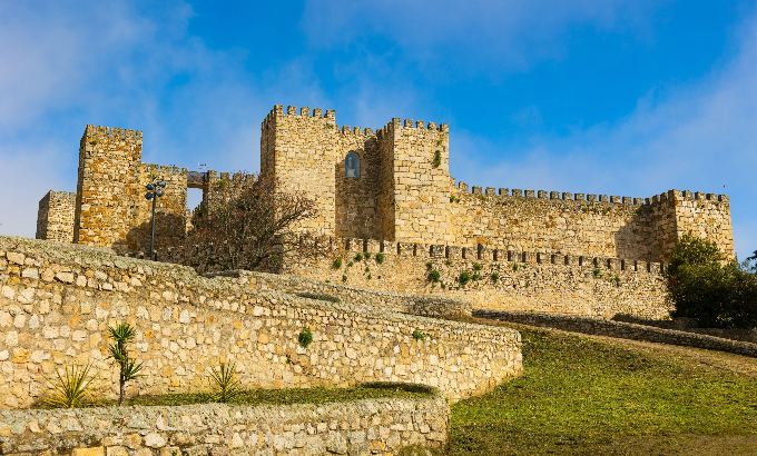 Величественные стены Королевской гавани и завораживающие виды владений Старков: где на самом деле снимали «Игру престолов»