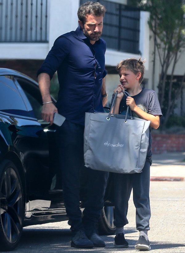 Бен Аффлек с детства приучает сына заботиться об экологии - возит Сэмюэля на электромобиле