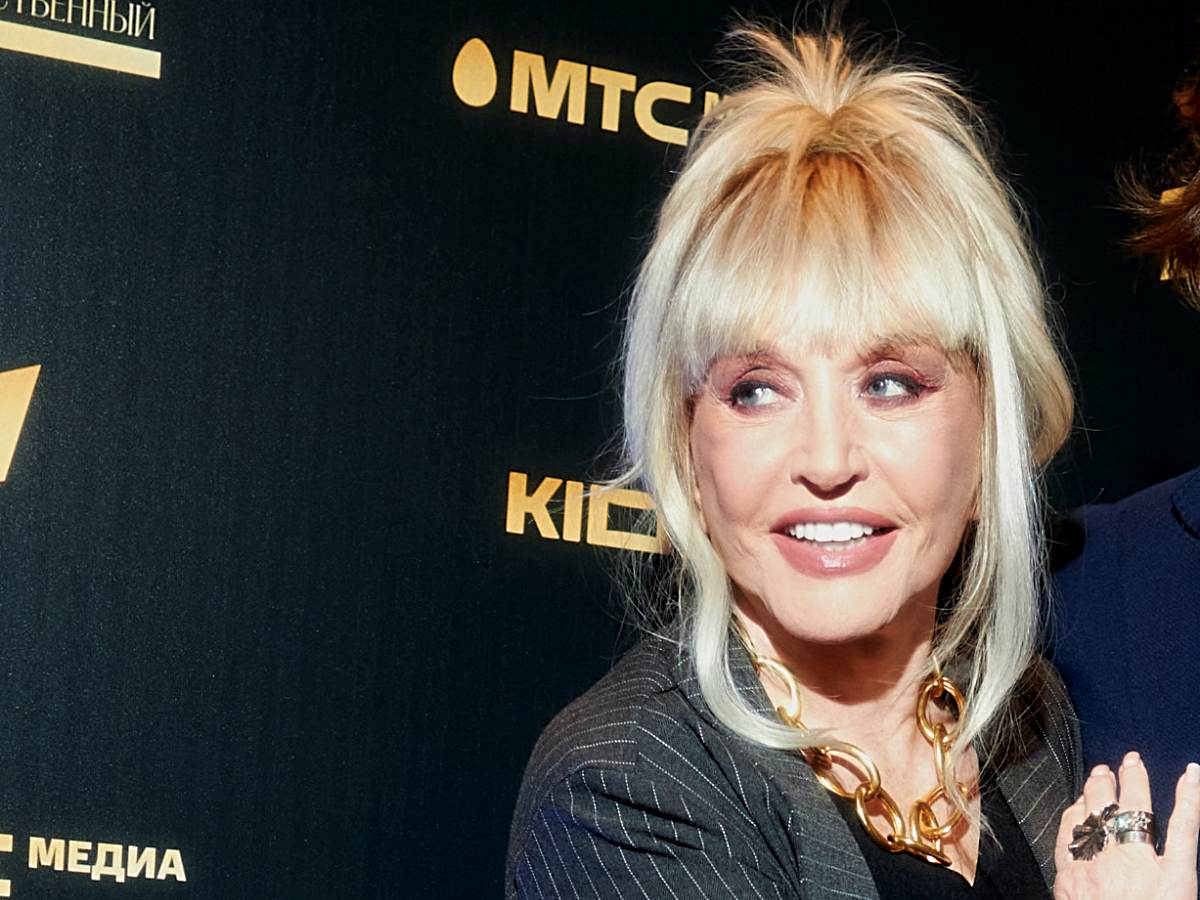 Пока муж кочует за границей: светящаяся от счастья Пугачева вышла в свет вместе с Ургантом