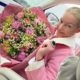 Стыдливо прикрылась букетом: полуголую Волочкову застали в машине с неизвестным мужчиной