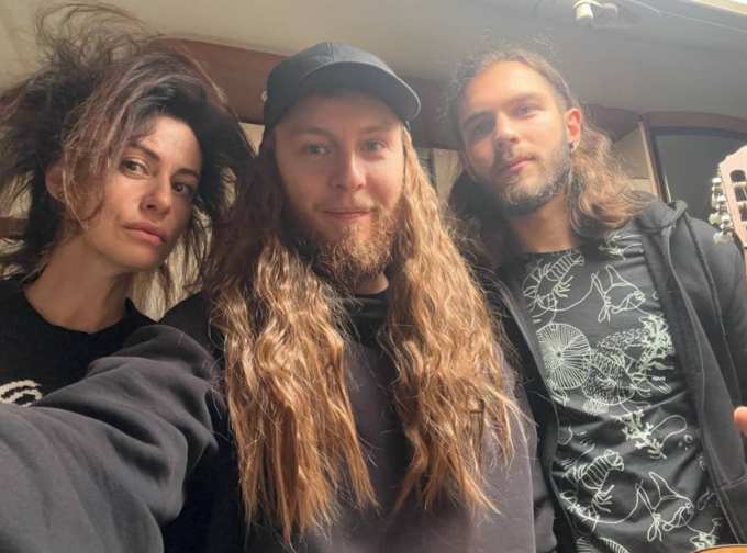 Лохматые и счастливые: Ковальчук попала на камеру сразу с двумя мужчинами