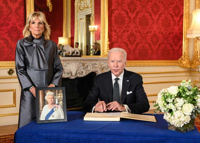 Байден подписывает книгу соболезнований в связи со смертью Елизаветы II