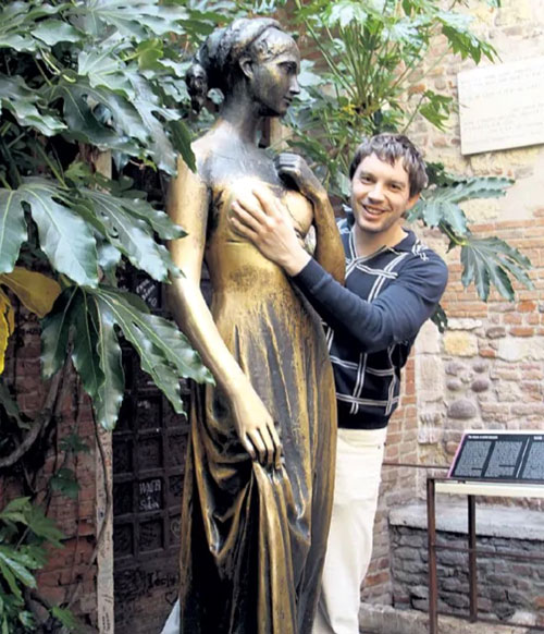 Потрогать статую героини за грудь - на удачу в любви