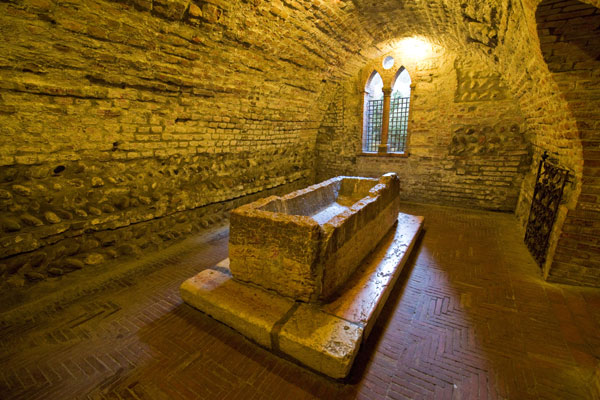 Гробница в монастыре Сан-Франческо Аль Корсо, где, по легенде, упокоилась юная Капулетти. Туристы оставляют здесь записки с желаниями. Билет - 4,5 евро
