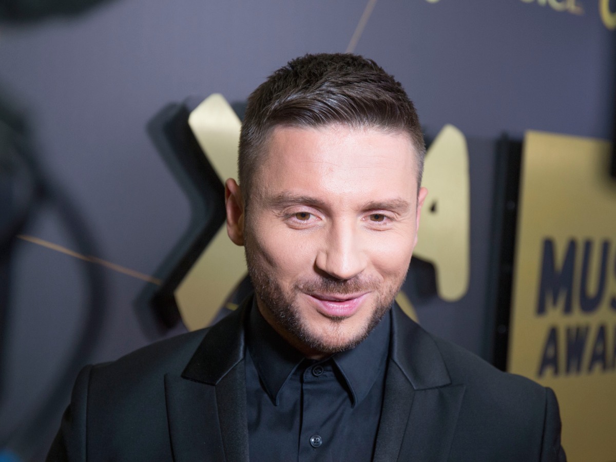 Пока Малиновский отвлекся на голубков: млеющего Лазарева сняли с молоденьким брюнетом