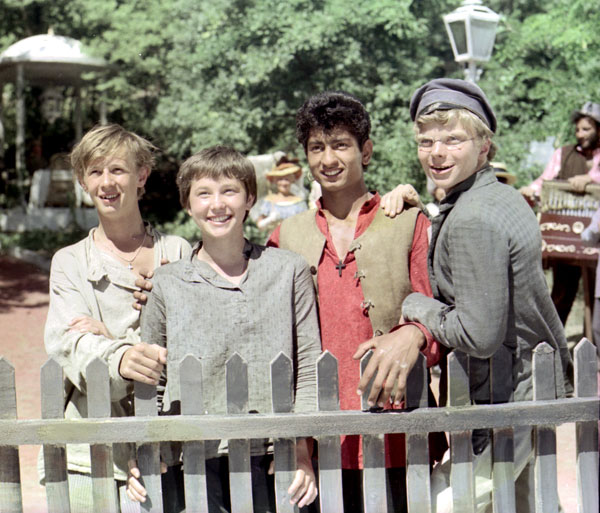 «Неуловимые мстители»: Миша Метелкин (Валерка), Вася Васильев (Яшка-цыган), Валя Курдюкова (Ксанка) и Витя Косых (Данька)