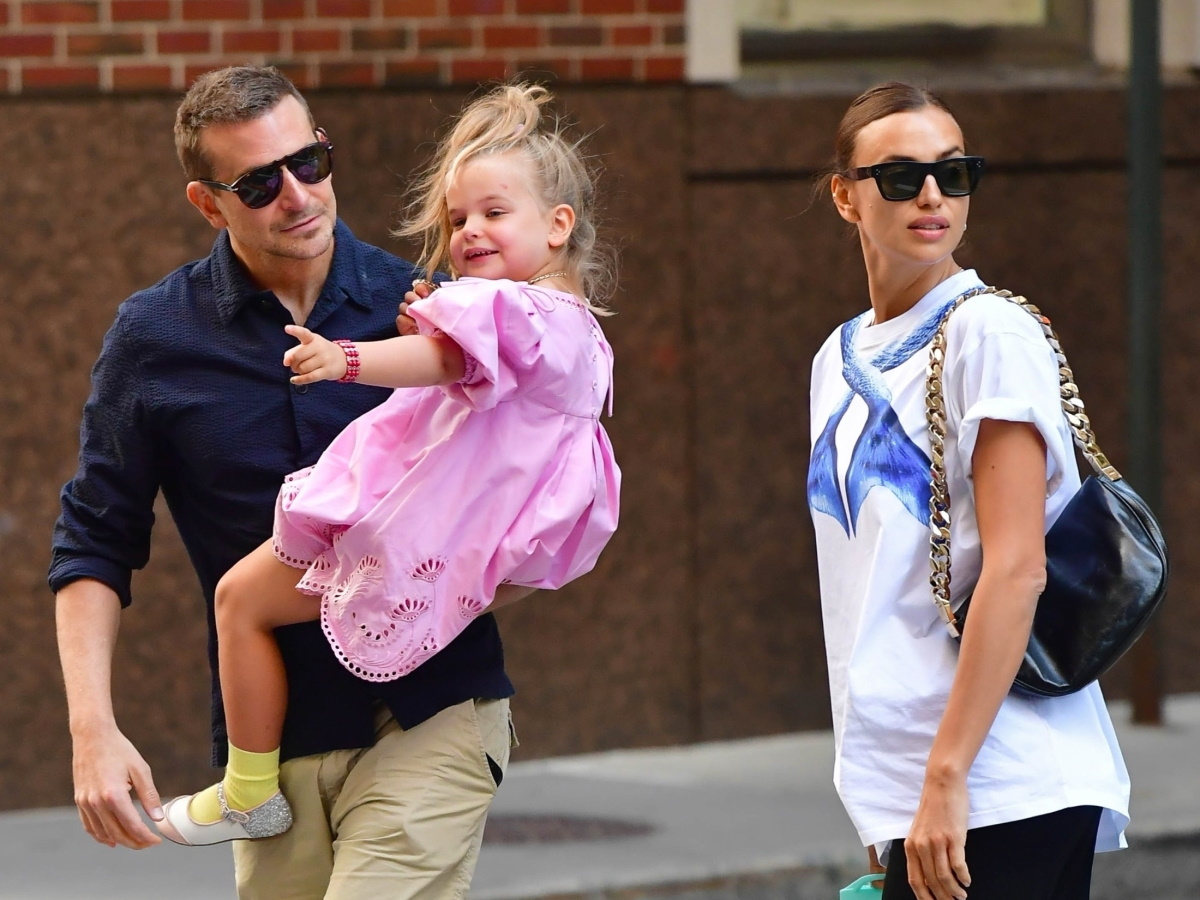 Ирина Шейк предъявила округлившийся живот после воссоединения с Брэдли Купером