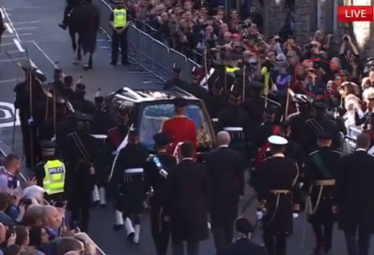 прощальные объятия. похороны королевы елизаветы.