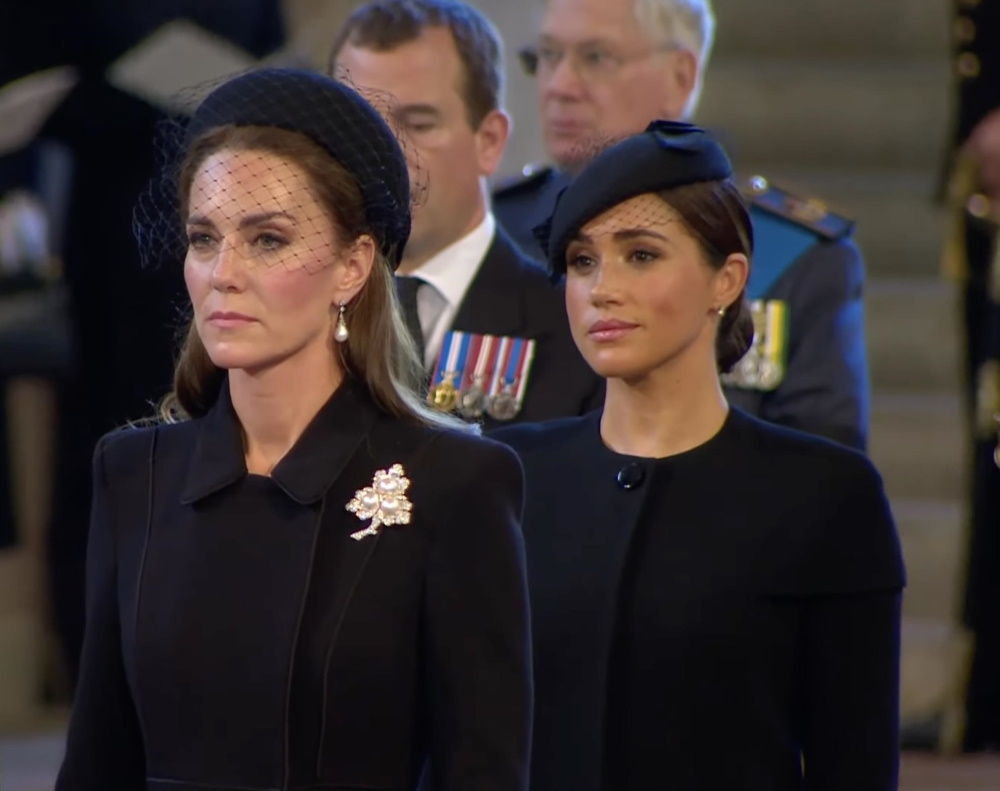 Гарри рыдал, а Меган ухмылялась: поведение Маркл на прощание с Елизаветой II вызвало оторопь  