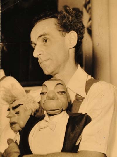 Зиновий Гердт с куклами (из личного архива)