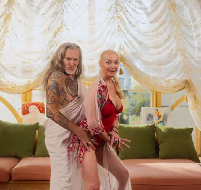 Круто нагнул: Волочкову в одном купальнике обработали у всех на глазах