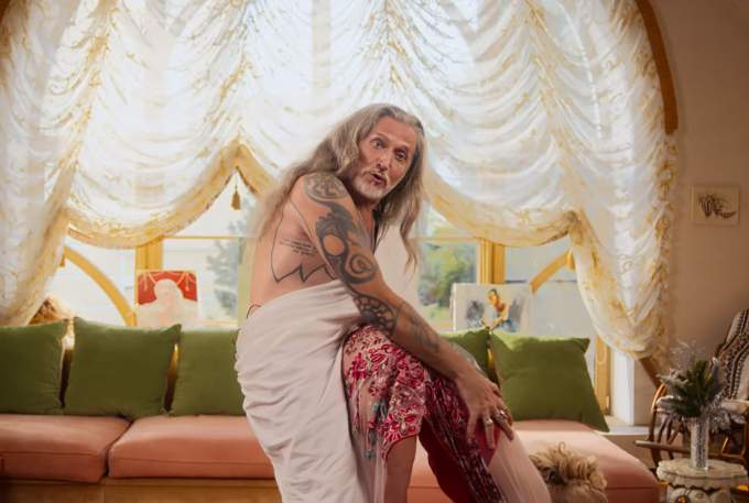 Круто нагнул: Волочкову в одном купальнике обработали у всех на глазах