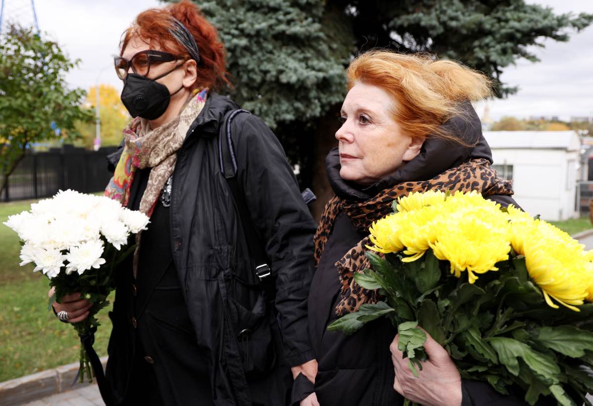 Редкий выход в свет: потрепанная Клара Новикова явилась на похороны Моисеева
