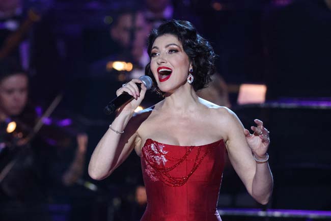 Тонкая талия и наливная грудь: цветущая Макеева вышла в свет