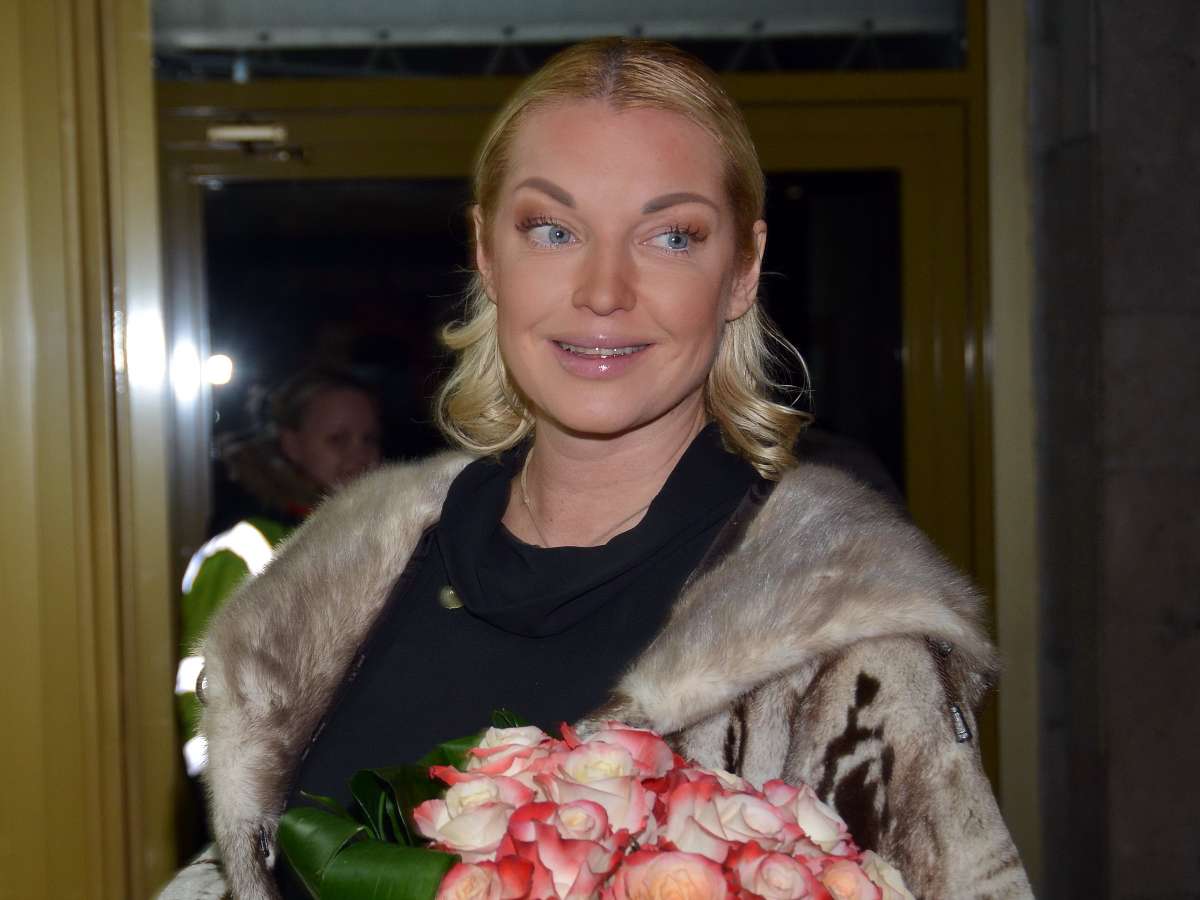 Круто нагнул: Волочкову в одном купальнике обработали у всех на глазах