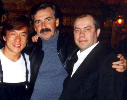 Лещуков с диктором ЦТ Юрием Петровым (он сыграл в фильме полковника ФСБ; скончался от рака в 74 в июле 2021-го) в ресторане, где Джеки потчевал шашлыками