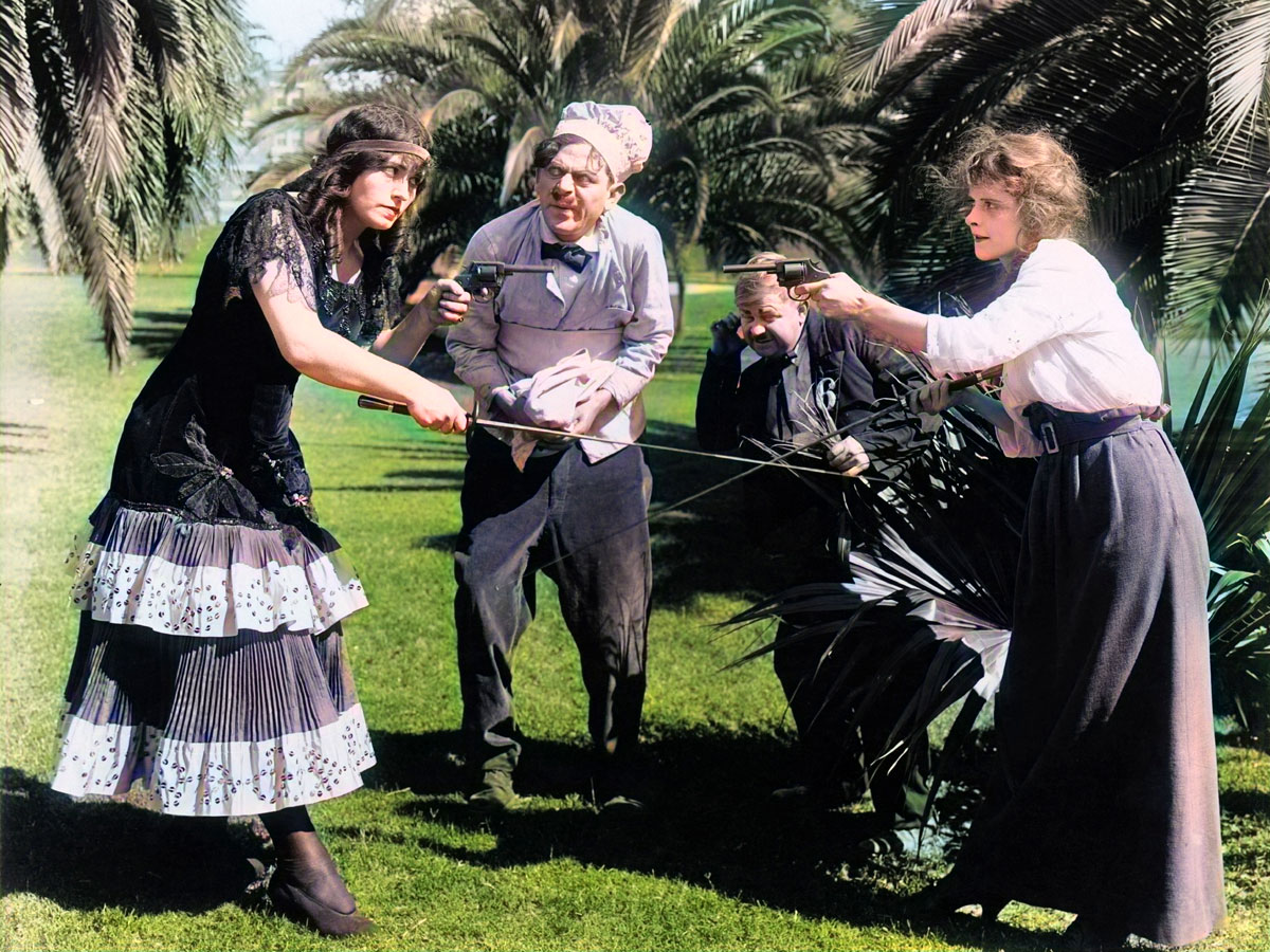 Груди наголо! Женщины рубились на шпагах и кинжалах топлес