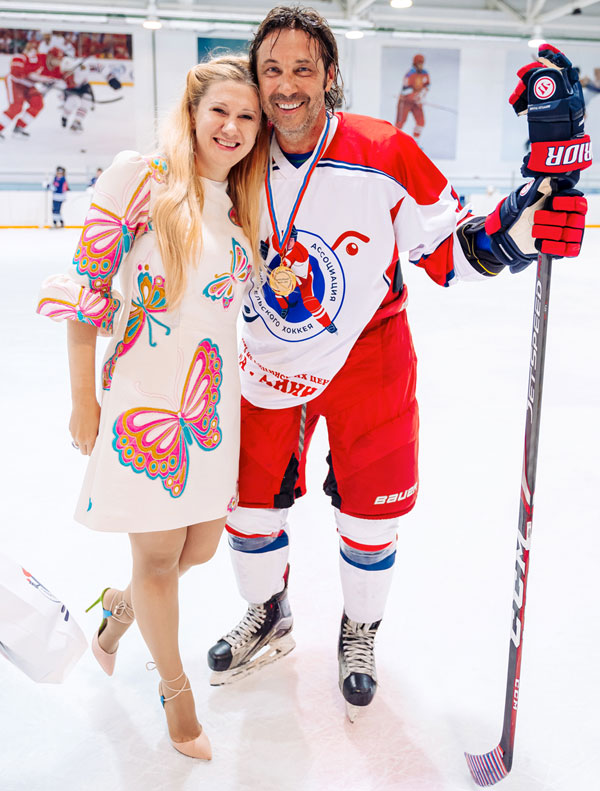 Алина и вице-президент ассоциации Александр Мостовой - футболист, освоивший оба вида хоккея