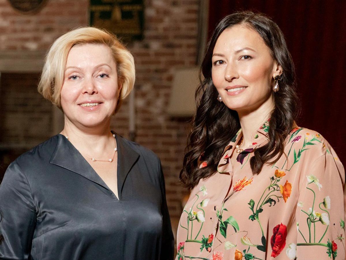 искусствовед, куратор Пушкинского музея Елена Борзова и худрук Театрального салона «Сцееа23» Вероника Вяткина