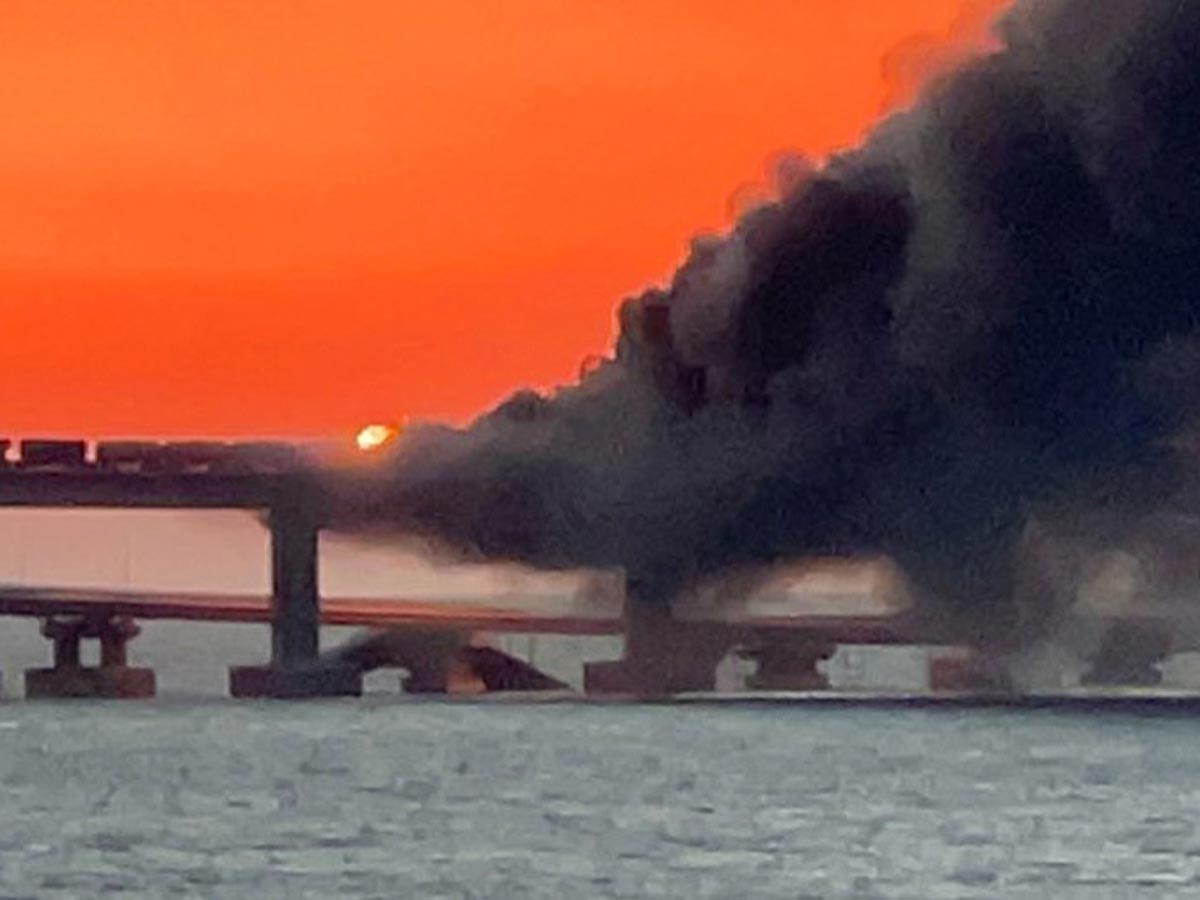 Взрыв на Крымском мосту: что известно о происшествии