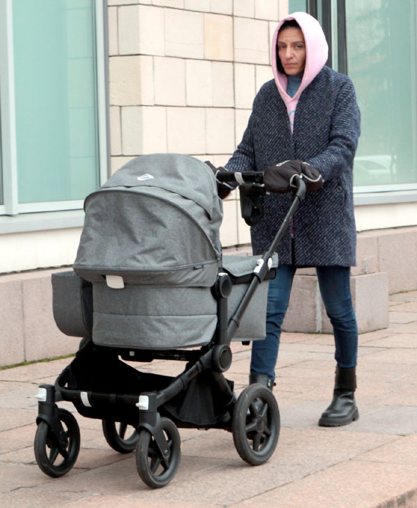 Няня ребенка Тодоренко заботливо возила Мирослава в коляске Bugaboo за 100 тыс. руб.