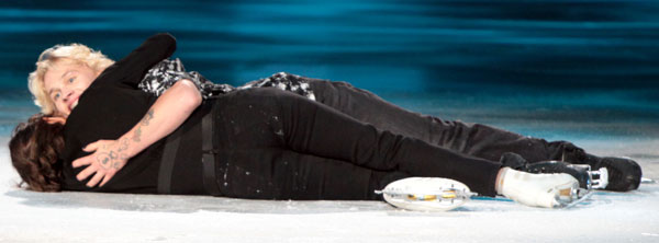 Даня и Женя устроили «тискотеку» на льду