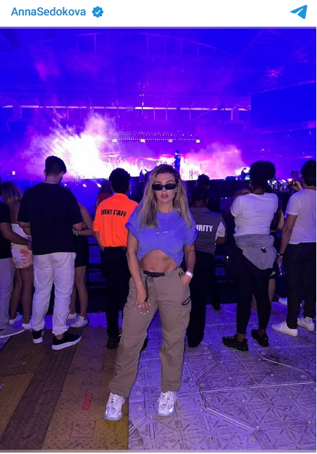 «Что стало с моим прессом. Откуда этот живот?»: Седокова выложила «жирные» фото