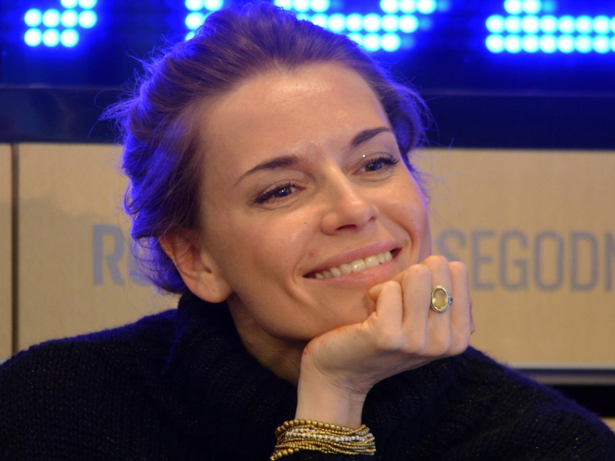 «Пахнет рыбой»: снявшая трусы Любовь Толкалина показала, что у нее между ног